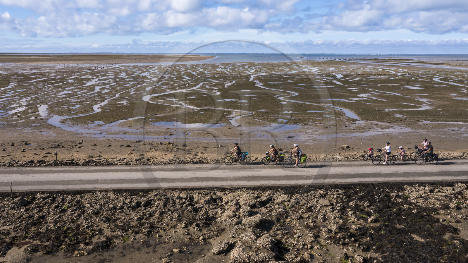 France, Vendée (85), île de Noirmoutier, Barbatre, cyclistes sur le passage du Gois, chaussée submersible qui relie l'île au continent à marrée basse (vue aérienne)