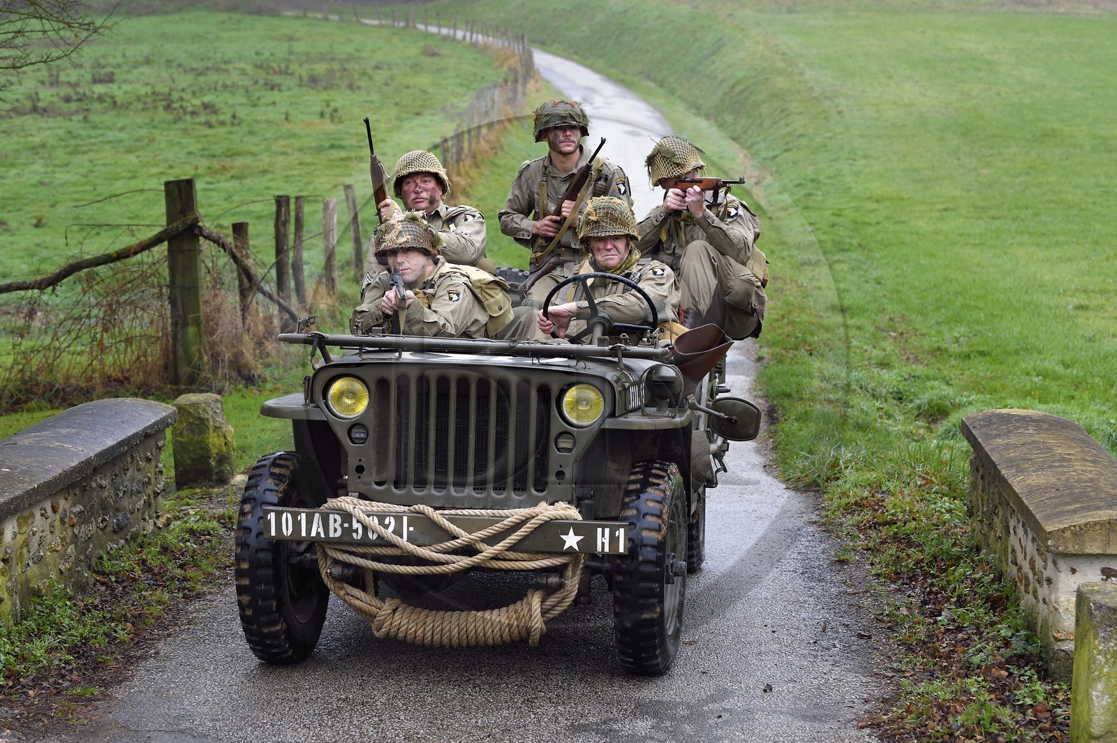France, Eure (27), Sainte-Colombe-prés-Vernon, Allied Reconstitution Group (association de reconstitution historique de la 2éme Guerre Mondiale américain et Maquis), reconstitueurs en uniforme de la 101e division aéroportée US progressant en jeep Willys
