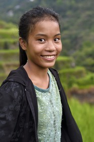 Philippines, province d'Ifugao, les rizières en terrasses de Banaue autour du village de Cambulo, classées Patrimoine Mondial de l'UNESCO, Shimah 16 ans qui travaille aux champs