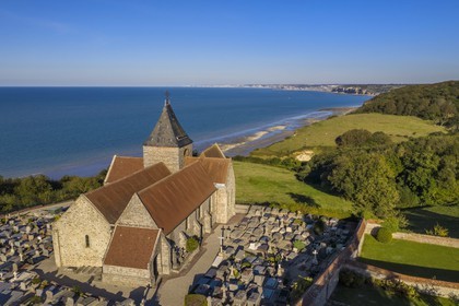 France, Seine-Maritime (76), Côte d'Albatre, Pays de Caux, l'église Saint-Valery de Varengeville-sur-Mer et son cimetière marin surplombant les falaises de la Côte d'Albatre (vue aérienne)