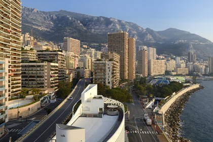 Principauté de Monaco, Monaco, Monte-Carlo, boulevard du Larvotto et immeuble NI BOX au premier plan, le Grimaldi Forum (Centre Culturel et des Expositions) à droite