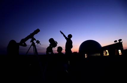 France, Gers (32), Fleurance, le hameau des étoiles, observation de la voûte céleste à la lunette devant le dôme