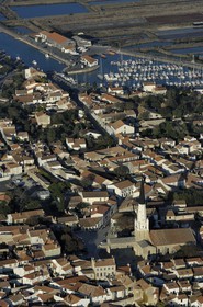 France, Charente-Maritime (17), Ile de Ré, Ars-en-Ré, l'église Saint-Etienne (vue aérienne)