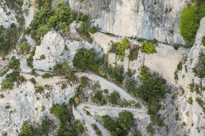 France, Hérault (34), Causses et les Cévennes, paysage culturel de l'agro-pastoralisme méditerranéen, classés Patrimoine Mondial de l'UNESCO, Saint-Guilhem-le-Désert, labellisé Les Plus Beaux Villages de France, randonneurs sur la Via Tolosana sur le Chemin de Saint-Jacques-de-Compostelle, le passage des Fenestrelles aménagé au Moyen-age par les moines de l'abbaye afin de franchir ce verrou rocheux dans le cirque de l'Infernet (vue aérienne)