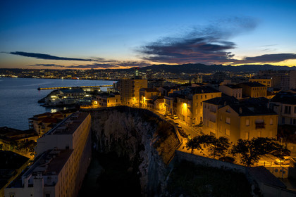 France, Bouches-du-Rhône (13), Marseille, immeuble de la rue Sollier, la piscine du Cercle des Nageurs de Marseille et le port de commerce en arrière plan