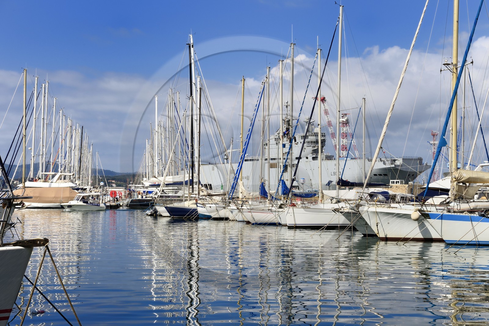 France, Var (83), Toulon, la base navale (Arsenal), le Mistral (L9013) est un porte-hélicoptères amphibie de la Marine nationale française
