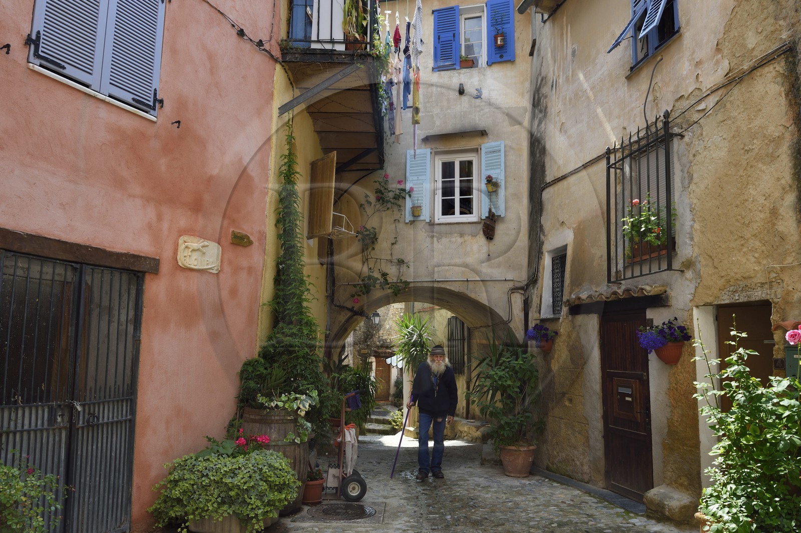 France, Alpes-Maritimes (06), Coaraze, labellisé Les Plus Beaux Villages de France, Roger Moulinier habitant depuis 1985 au village France, Alpes-Maritimes (06), Coaraze, labellisé Les Plus Beaux Villages de France, Roger Moulinier habitant depuis 1985 au village