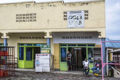 Rwanda, Province du Nord, District de Musanze (Ruhengeri), restaurant et salon de coiffure sur la Route Nationale 4 qui va de Ruhengeri à Goma au Congo