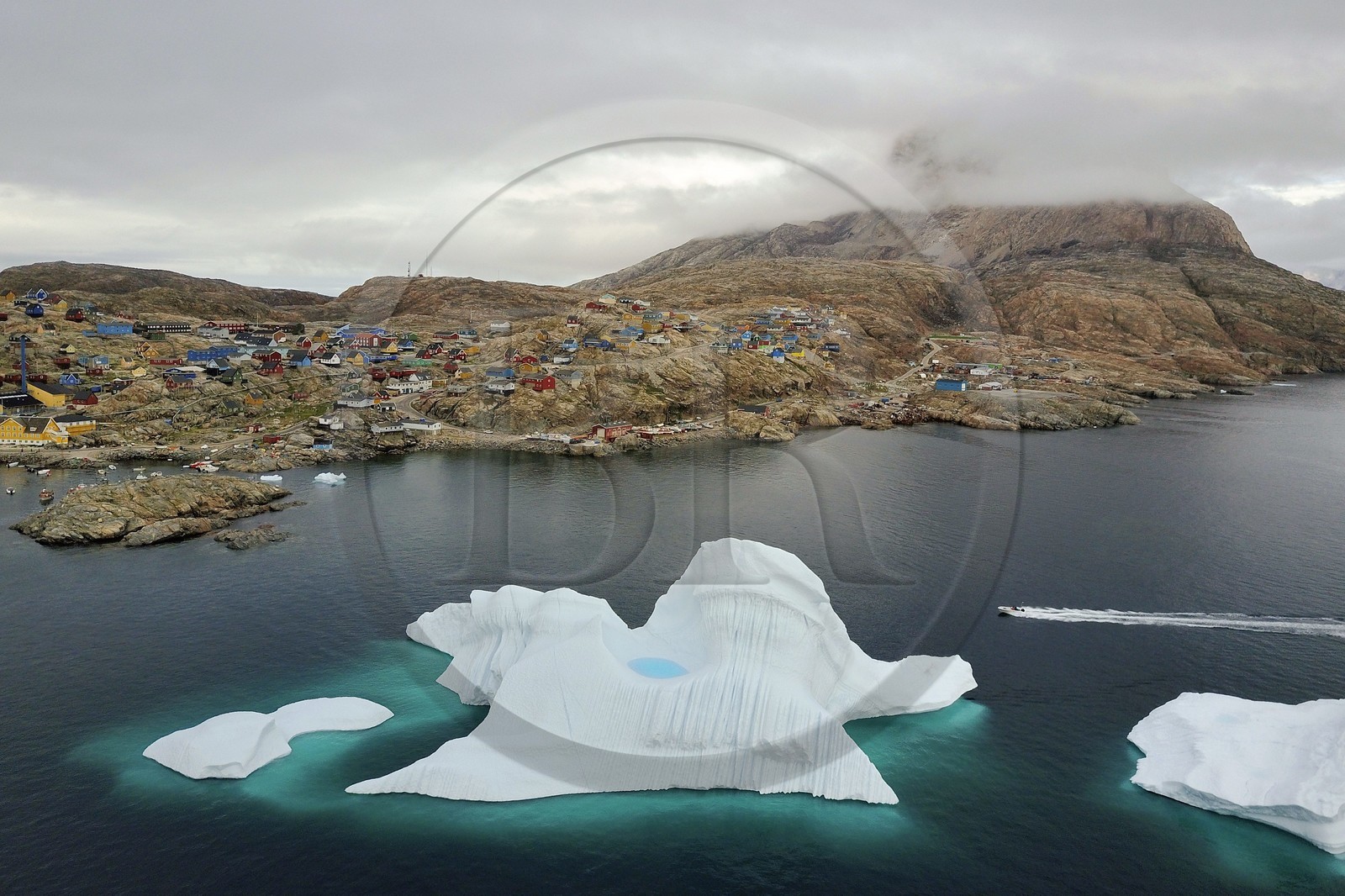 Groenland, cote ouest, la ville d'Uummannaq domin