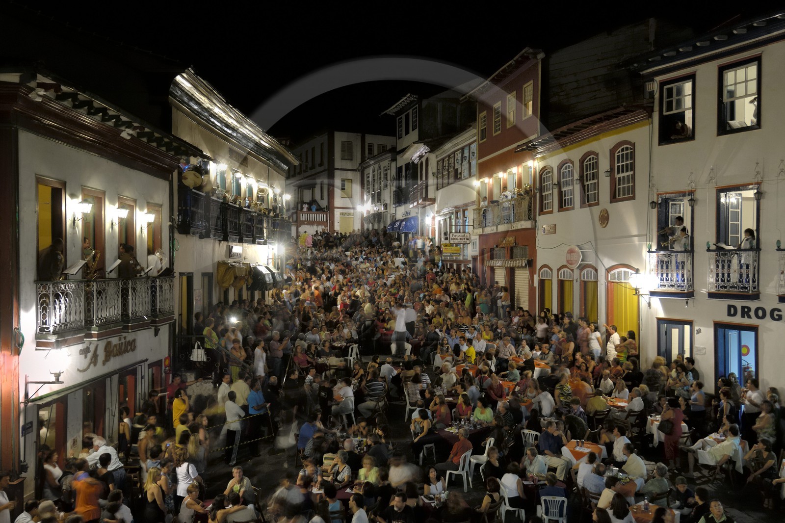 Brésil, Etat du Minas Gerais, ville de Diamantina, centre historique classé Patrimoine Mondial de l 'UNESCO, à l'occasion d'un grand concert de rue bi mensuel, les deux ochestres de la ville jouent perchés aux fenêtres entourant la petite place (Route de l'or, Estrada Real)