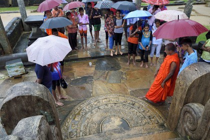 Sri Lanka, province du Centre-Nord, Polonnaruwa, l'ancienne capital du pays (XIe au XIIIe siècle) est classée au Patrimoine Mondial de l'UNESCO, terrasse de la relique de la dent, Vatadage (chambre des reliques), pierre de lune en demi-cercle (sandakada pahana)