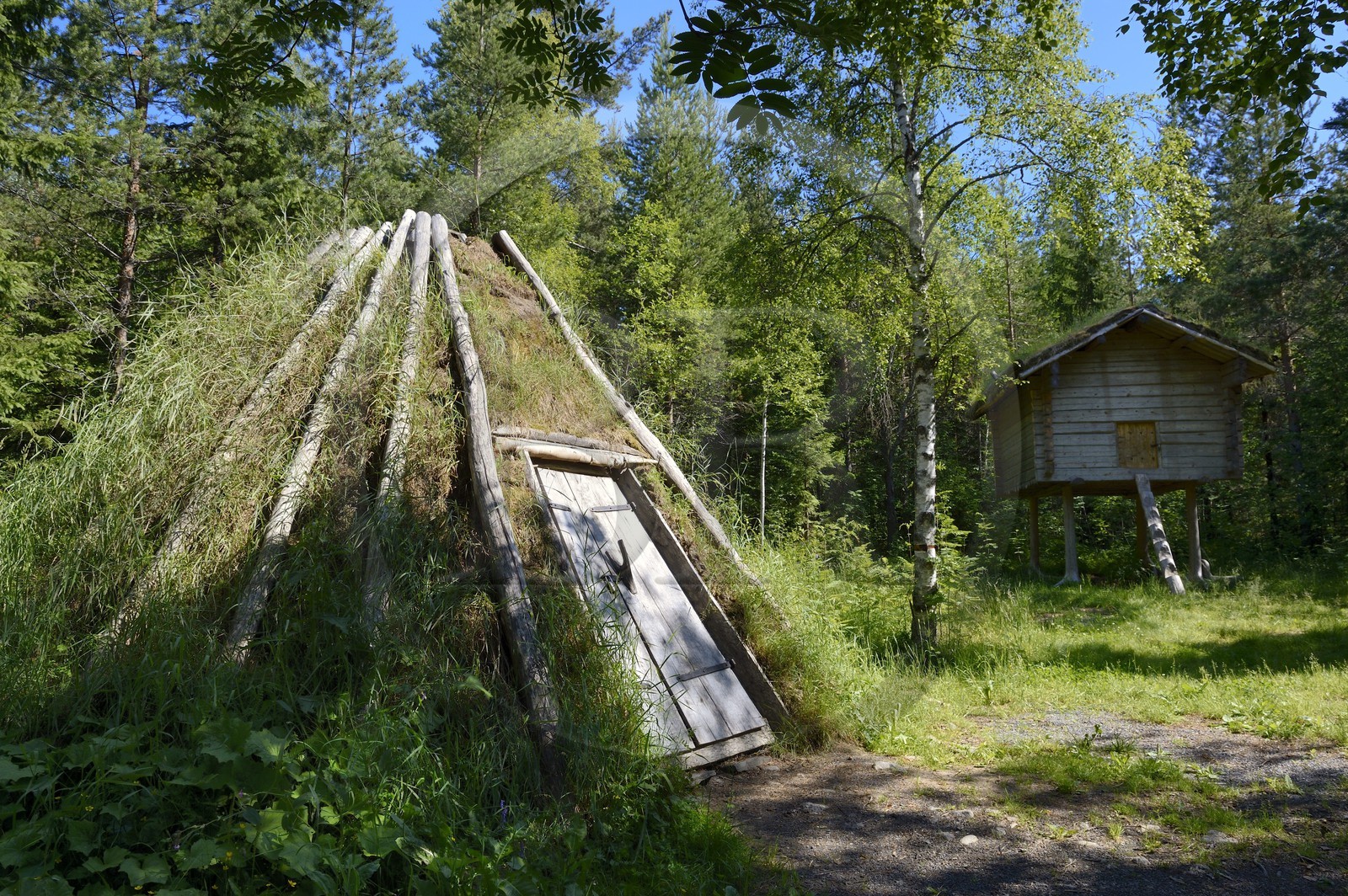 Suède, Comté de Vasterbotten, Umea, musée en plein air Gammlia et Vasterbotten museum, reconstitution d'un campement du peuple indigène Sami (lapon), l'habitation à gauche et le grenier à droite