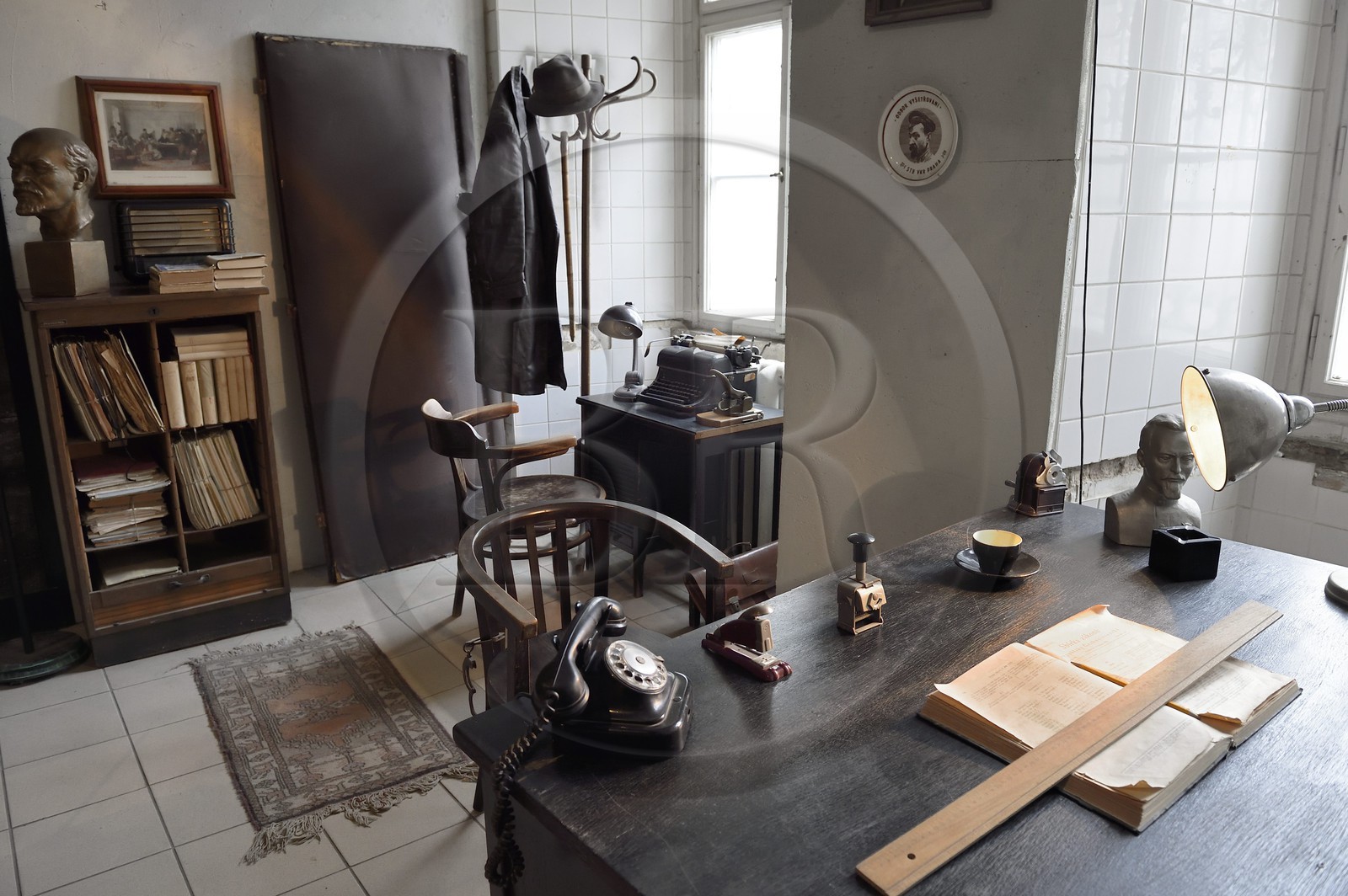 République Tchèque, Prague, Nove Mesto (nouvelle ville), collection d'objets du Muzeum Komunismu, musée qui retrace l'histoire du communisme Tchécoslovaque, buste de Lénine et reconstitution d'une salle d'interrogatoire