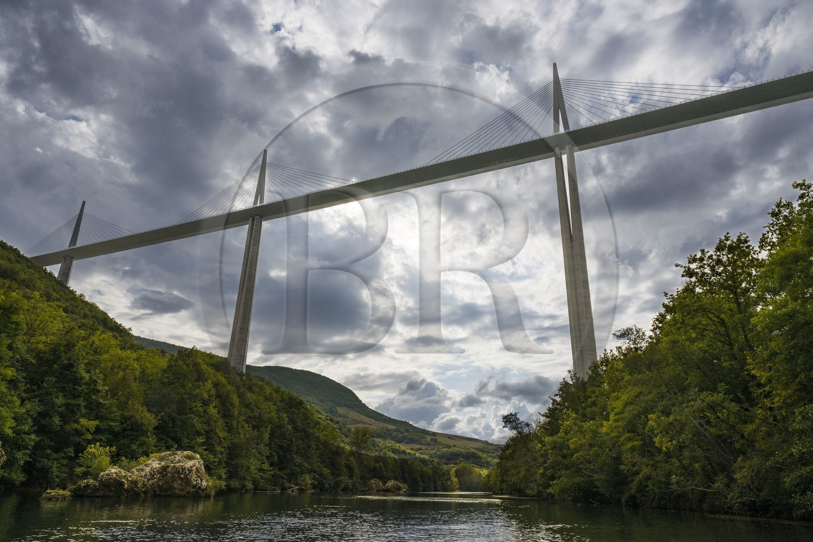 France, Aveyron (12), parc naturel régional des Grands Causses, Millau, le viaduc de Millau des architectes Michel Virlogeux et Norman Foster, entre le Causse du Larzac et le Causse de Sauveterre au dessus du Tarn France, Aveyron (12), parc naturel régional des Grands Causses, Millau, le viaduc de Millau des architectes Michel Virlogeux et Norman Foster, entre le Causse du Larzac et le Causse de Sauveterre au dessus du Tarn