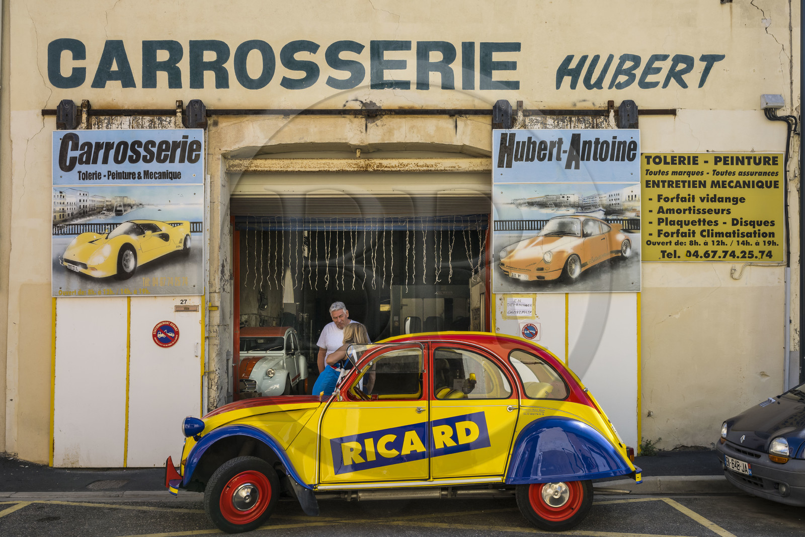 France, Hérault (34), Sète, 2 CV Citroen devant le Garage carrosserie Hubert Antoine rue Romain Rolland