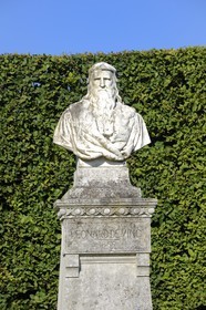 France, Indre et Loire (37), Vallée de la Loire classée Patrimoine mondial de l'UNESCO, château d'Amboise, statue de Leonard De Vinci sur l'emplacement de sa tombe originale