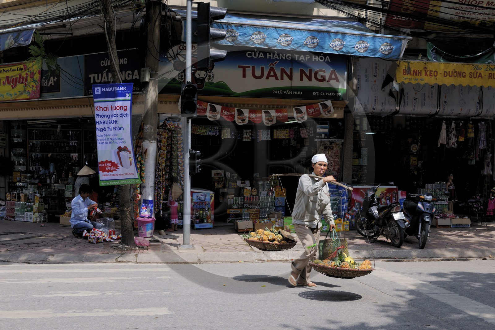 Vietnam, Hanoï, vieille ville, marchande de fruits (ananas) avec sa palanche