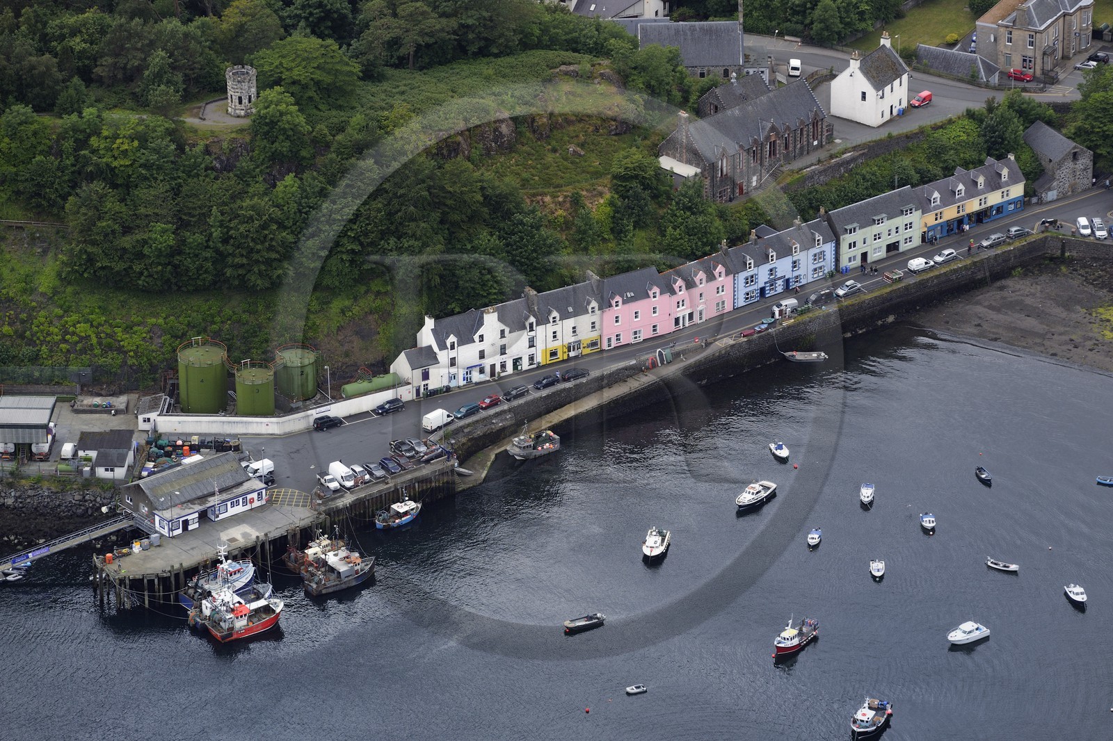 Royaume-Uni, Ecosse, Highland, Hébrides intérieures, Ile de Skye, port de Portree (vue aérienne)