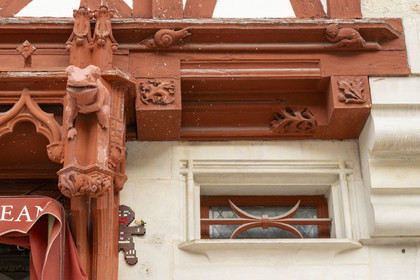 France, Côte-d'Or (21), Dijon, zone classée Patrimoine Mondial de l'UNESCO, le bonhomme en pain d'épice en légo par le street artiste M’Brick alias Aymeric Gillet sur la boutique Pain d'épices Mulot et Petitjean place Bossuet