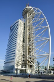 Portugal, Lisbonne, Parque das Nações (Parc des nations) construit pour l'exposition universelle de 1998, la Tour Vasco de Gama hebergeant l'hotel Myriad by SANA Hotels