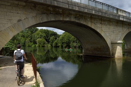 France, Dordogne, Perigord Blanc, Neuvic, the Greenway cycle route (Veloroute Voie verte) along the river Isle, passing under the bridge to the Vaureix