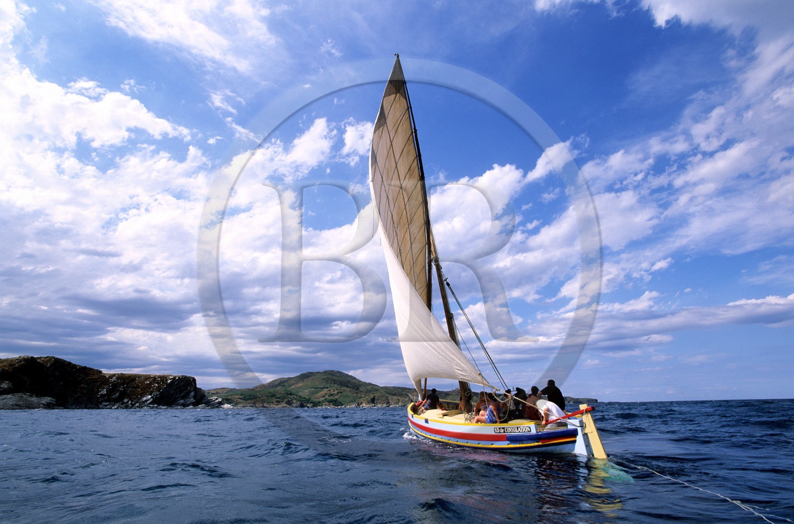 France, Pyrénées-Orientales (66), le côte Vermeille vers Banyuls-sur-Mer, une barque traditionnelle catalane à voile latine France, Pyrénées-Orientales (66), le côte Vermeille vers Banyuls-sur-Mer, une barque traditionnelle catalane à voile latine