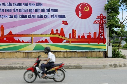 Vietnam, Ninh Binh, affiche de propagande du parti communiste