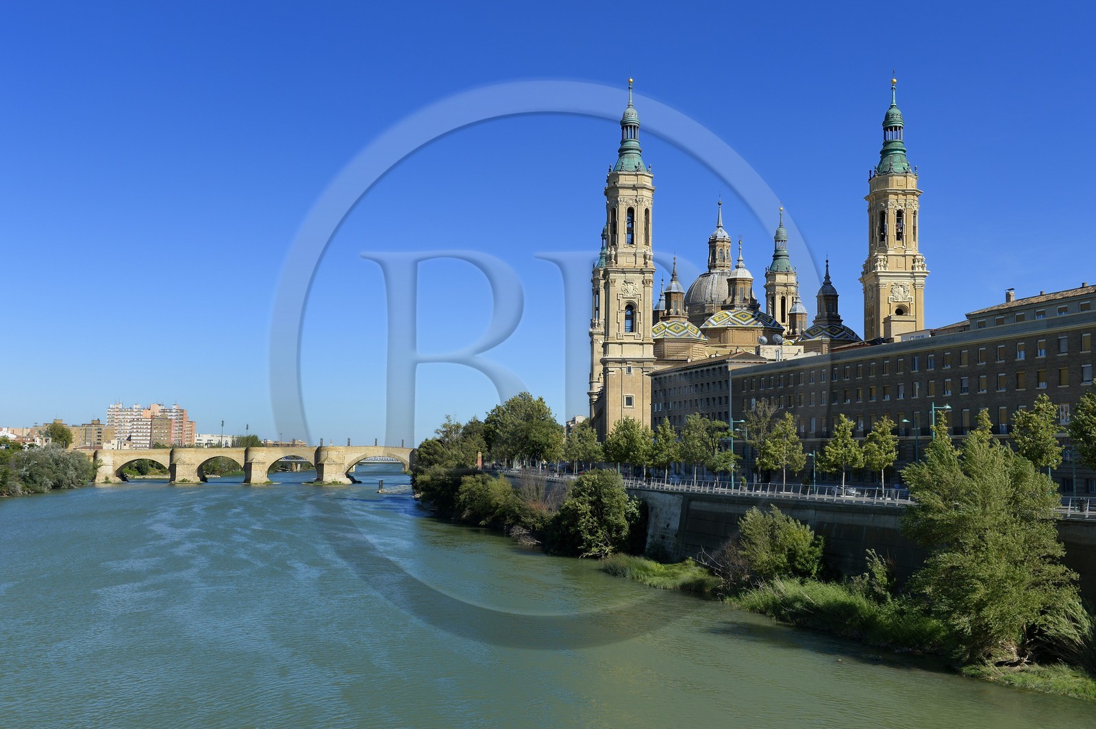 Espagne, Aragon, Saragosse, Basilique del Pilar (Notre-Dame du Pilier) et le Puente de Piedra qui enjambe l' Ebre Espagne, Aragon, Saragosse, Basilique del Pilar (Notre-Dame du Pilier) et le Puente de Piedra qui enjambe l' Ebre