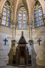 Espagne, Catalogne, Barcelone, quartier de l'Eixample, basilique de la Sagrada Familia de l'architecte du modernisme catalan Antoni Gaudi classée Patrimoine Mondial de l'UNESCO, la crypte de style néo-gothique sert d’église paroissiale, mobilier et objets liturgiques conçus par Gaudi, le confessional