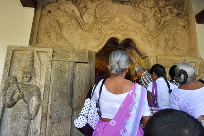 Sri Lanka, center province, Kandy, Temple of the Buddha Tooth (Sri Dalada Maligawa), entry hall and people bringing offerings