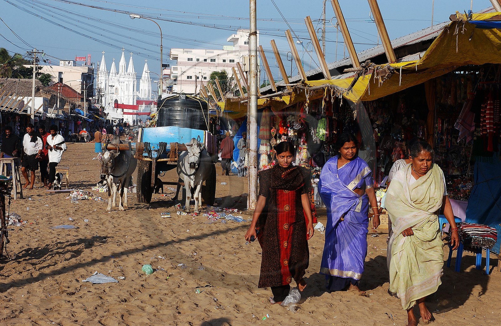 Inde, Etat du Tamil Nadu, échoppes construites sur la plage de Velanganni