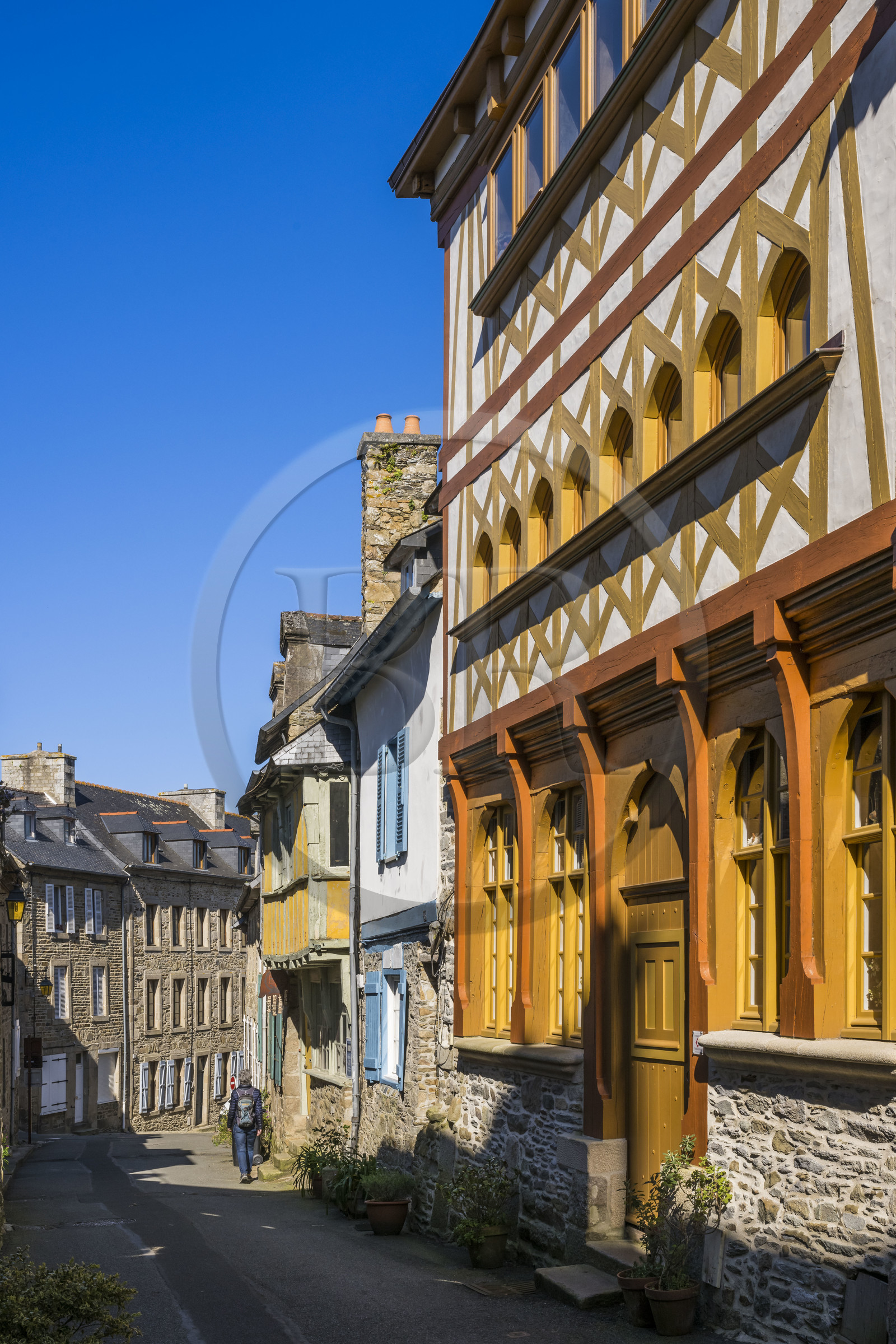 France, Côtes-d'Armor (22), Tréguier, facade de maison à pans de bois typique du Trégor dans la rue Ernest Renan
