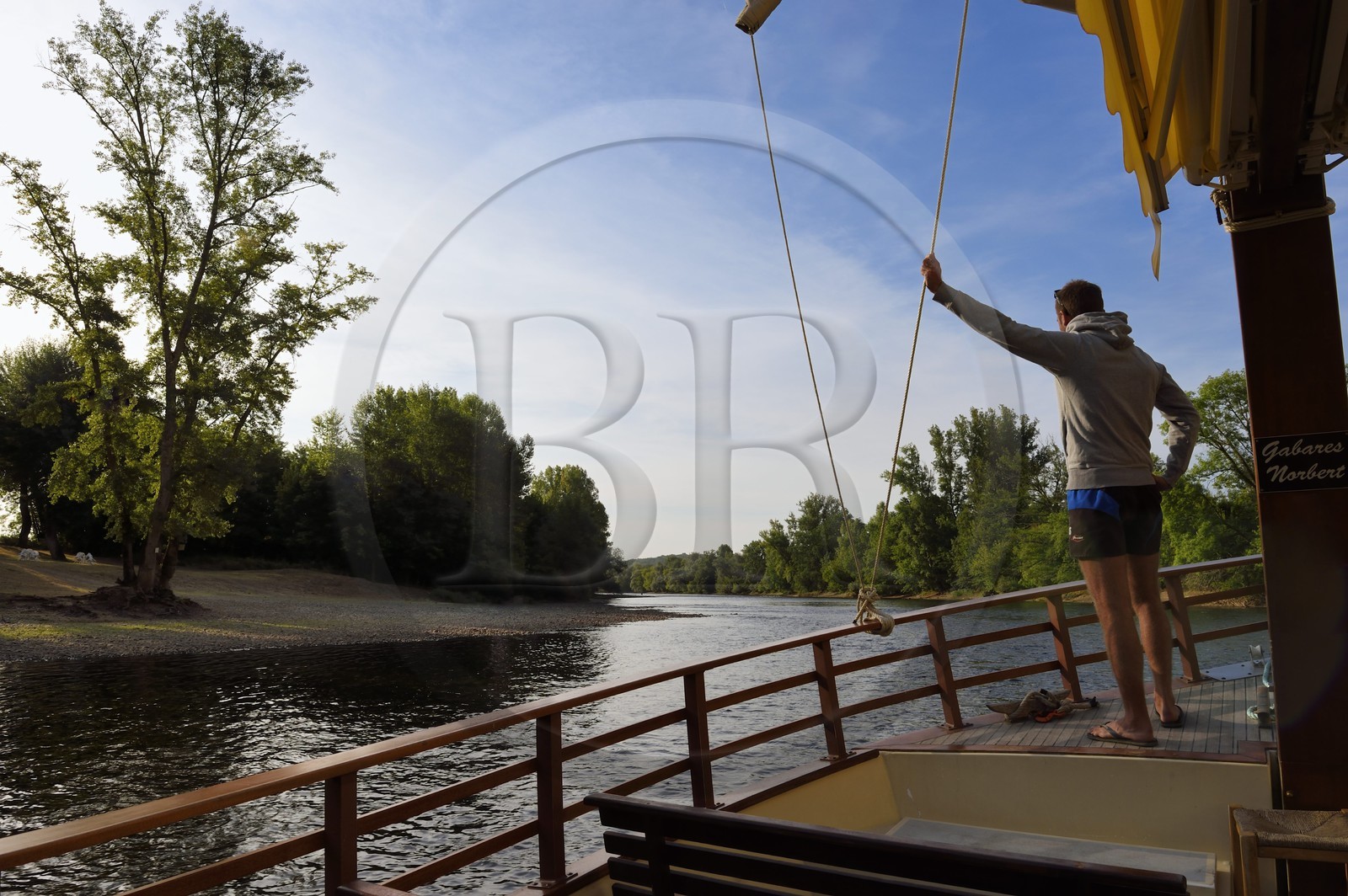 France, Dordogne (24), Périgord Noir, vallée de la Dordogne, gabare sur la rivière Dordogne en amont de La Roque-Gageac, labellisé Les Plus Beaux Villages de France