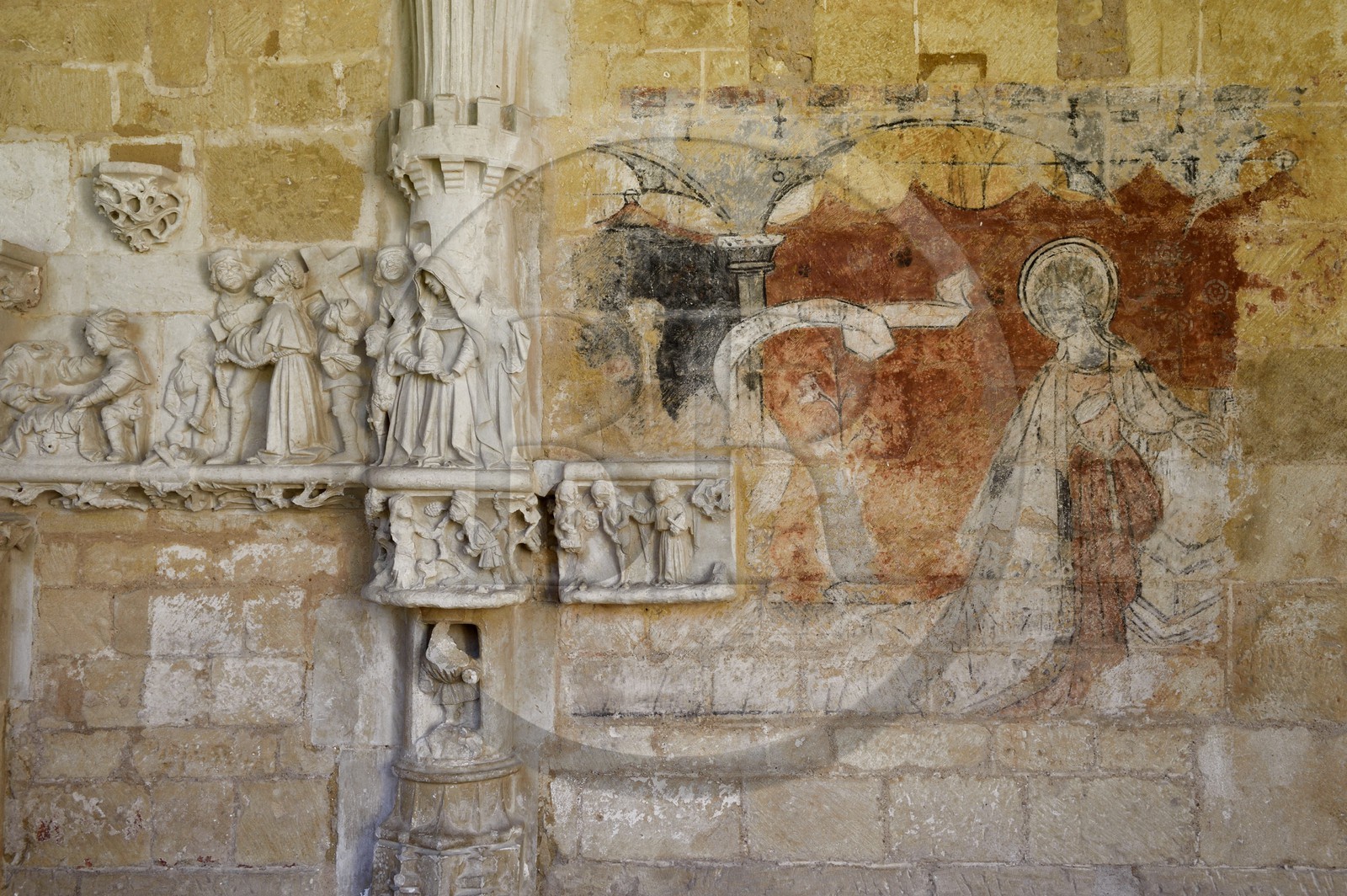 France, Dordogne (24), Périgord Noir, Le Buisson-de-Cadouin, abbaye de Cadouin, étape sur le chemin de Compostelle, site classé Patrimoine Mondial de l'UNESCO, le cloitre du XVe siècle, bas-relief de la passion du Christ au dessus du banc des moines (détail) France, Dordogne (24), Périgord Noir, Le Buisson-de-Cadouin, abbaye de Cadouin, étape sur le chemin de Compostelle, site classé Patrimoine Mondial de l'UNESCO, le cloitre du XVe siècle, bas-relief de la passion du Christ au dessus du banc des moines (détail)