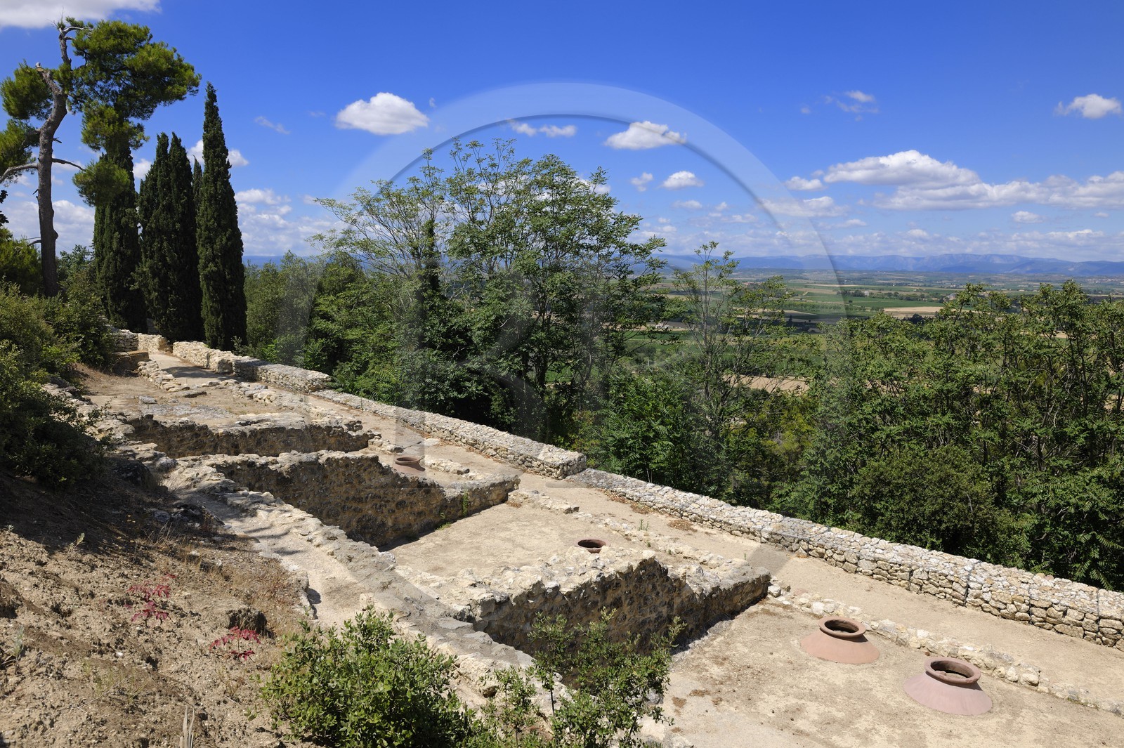 France, Hérault (34), Nissan-lez-Ensérune, l' oppidum d'Ensérune est un site archéologique comprenant les vestiges d'un village antique entre le VIe siècle av. J.-C. et le Ier siècle après J.-C., silos qui ont servis de stockage des denrées