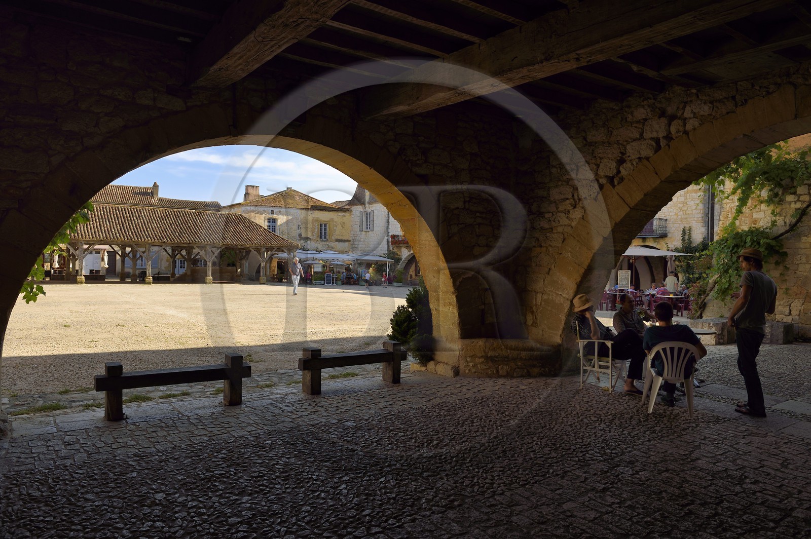 France, Dordogne (24), Périgord Pourpre, Monpazier, labellisé Les Plus Beaux Villages de France, sous les arcades de la place des Cornières au coeur du village