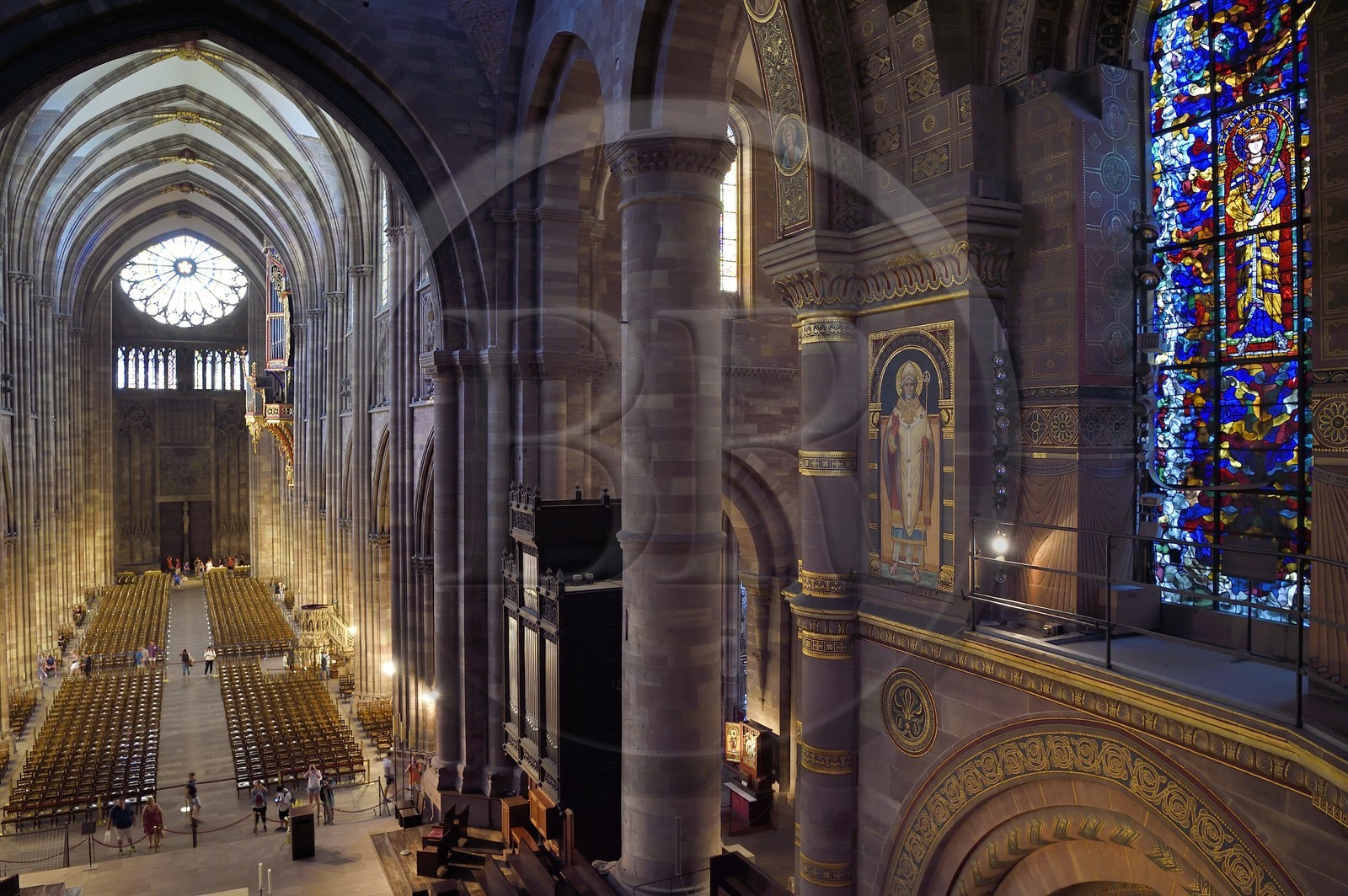 France, Bas-Rhin (67), Strasbourg, vieille ville classée au Patrimoine Mondial de l'UNESCO, la cathédrale Notre-Dame, la nef gothique vue depuis le choeur roman