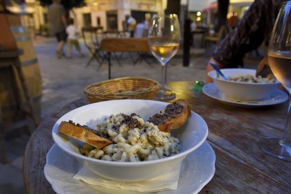 France, Dordogne (24), Périgord Blanc, Périgueux, Place Saint-Silain, restaurant l'Espace du 6ème Sens, pates aux truffes