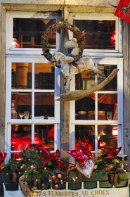 France, Bas Rhin (67), Strasbourg a Noel, decorations de Noel d'un restaurant dans le quartier de la Cathedrale
