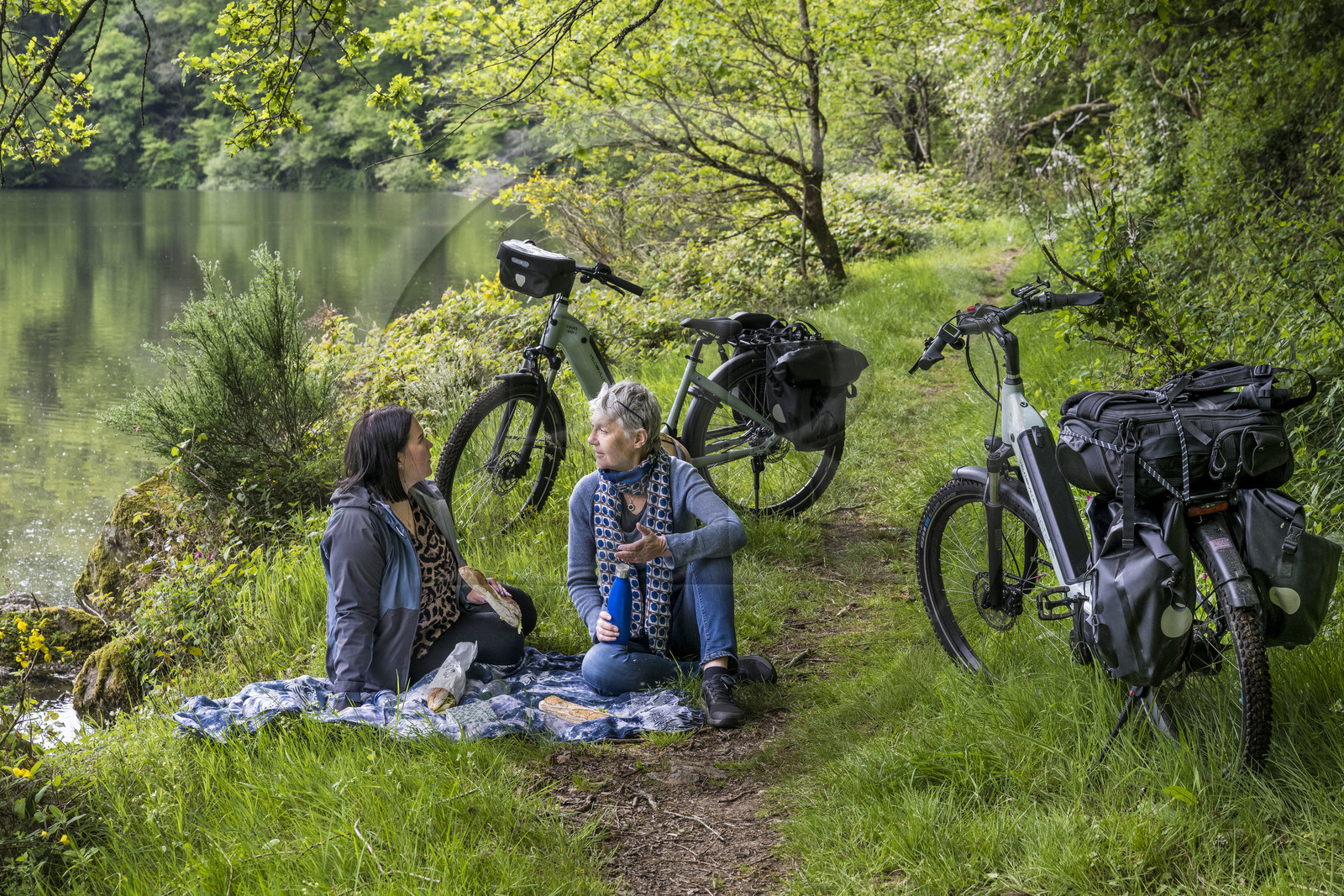 France, Vendée (85), Mervent, pique-nique en bordure d'une des boucles de la rivière La Mère dans la forêt de Mervent