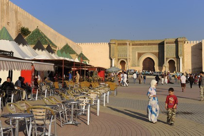 Maroc, Meknès, ville impériale, médina classée Patrimoine Mondial de l' UNESCO, la porte Bab el Mansour entre la cité impériale et la médina sur la place el Hédime ou Lahdim