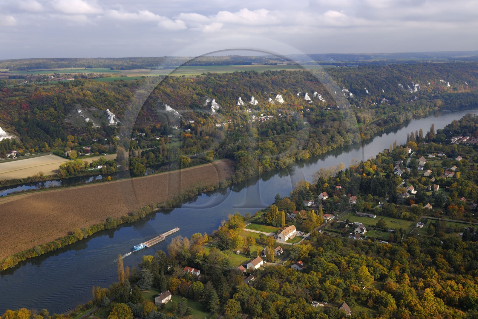 France, Val-d'Oise (95), péniche sur la Seine en amont de la Roche Guyon à Chantemesle, île de Haute-isle en premier plan et les falaises qui longent la Route de la Vallée (vue aérienne)