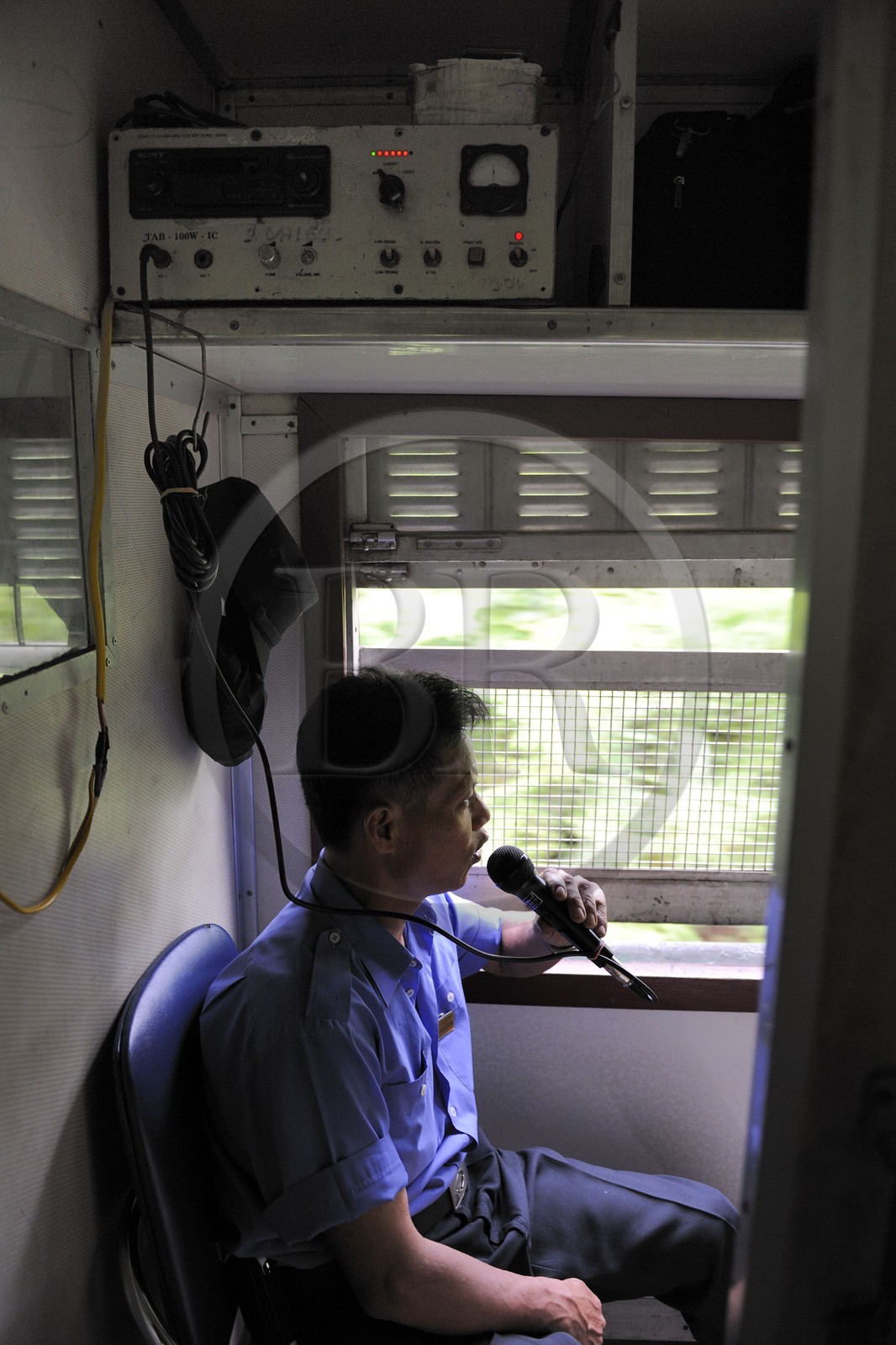 Vietnam, train de jour de Lao Cai à Hanoï, annonces des arrêts