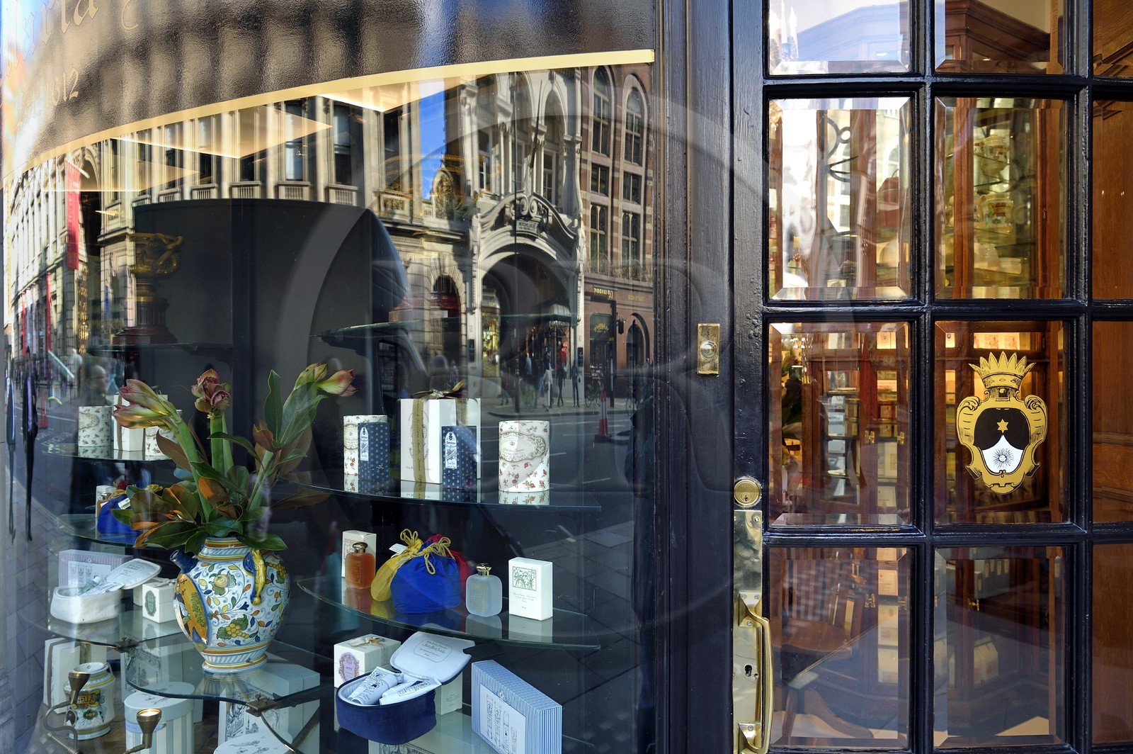 Royaume-Uni, Londres, Piccadilly à l'angle de Piccadilly Arcade, la célèbre pharmacie florentine Santa Maria Novella vendant des parfums