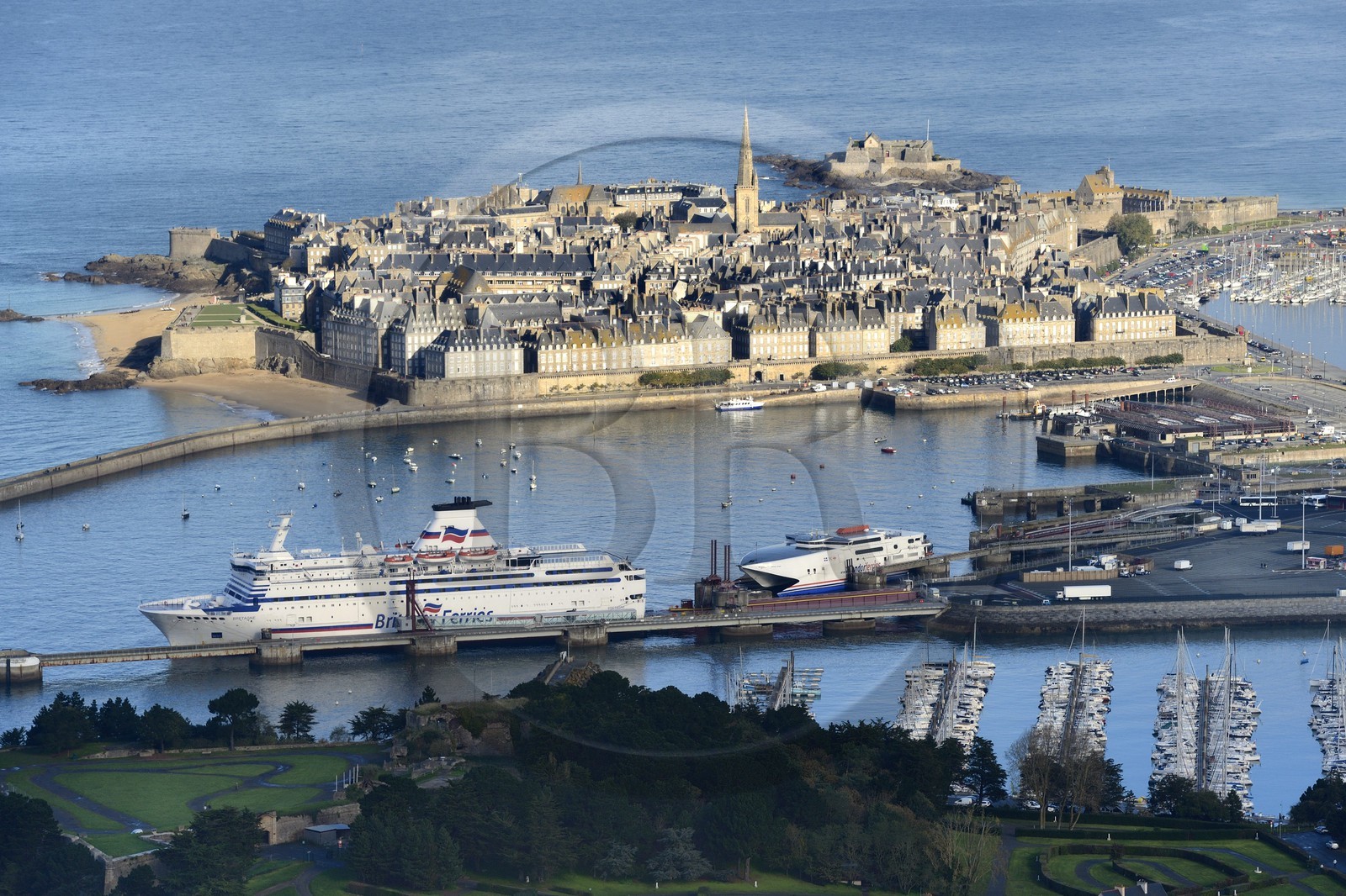 France, Ille-et-Vilaine (35), côte d'émeraude, la vieille ville fortifiée de Saint-Malo à l'abris de ses remparts (vue aérienne)