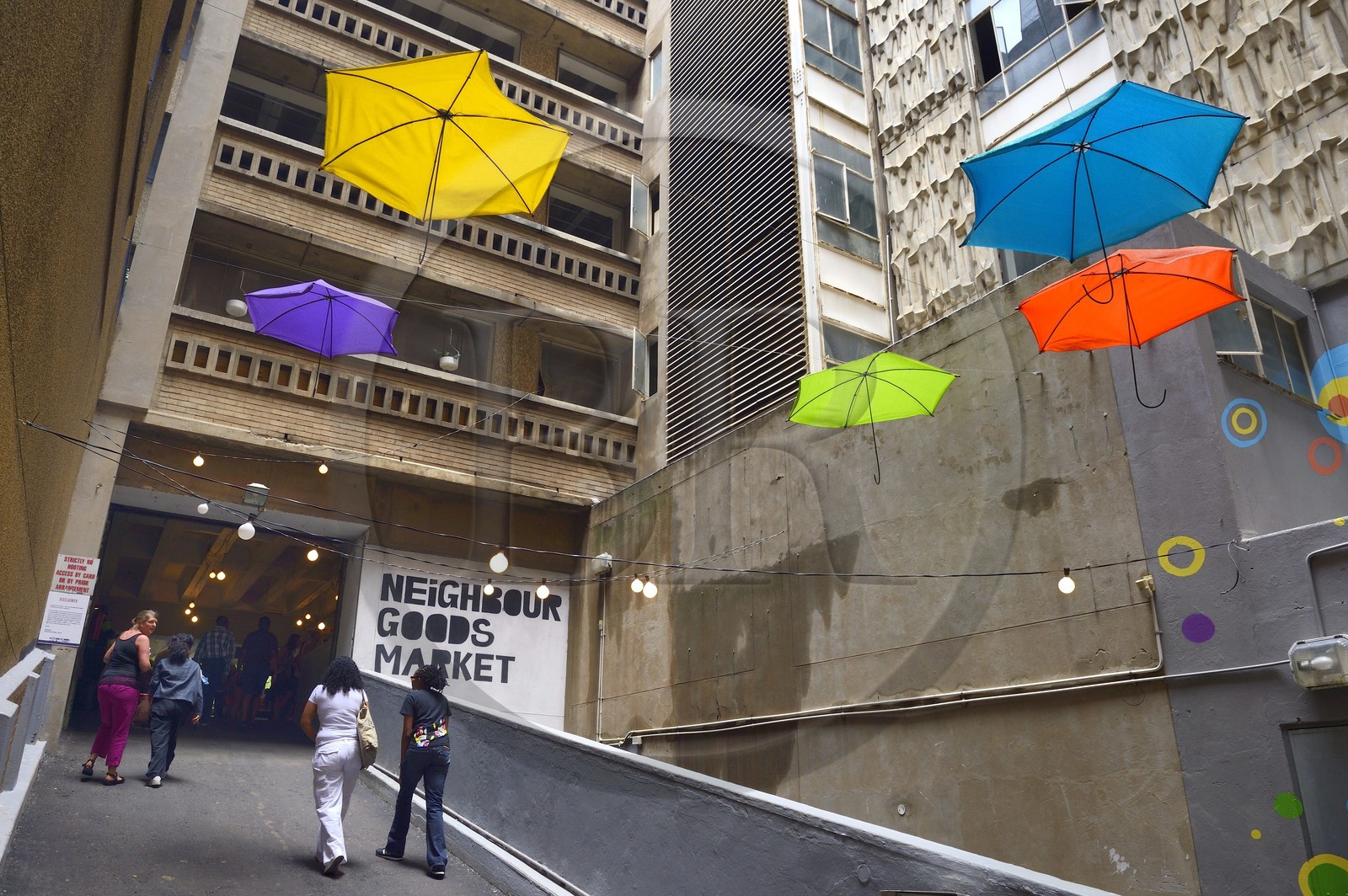 Afrique du Sud, province de Gauteng, Johannesburg, quartier de Braamfontein, Neighbourgoods Market, marché du samedi qui est autant une source d'approvisionnement pour des aliments de la ferme et des produits spécialisés comme il est un point de rencontre de la communauté pour échanger des idées et être entrainé par l'énergie qui fait Joburg