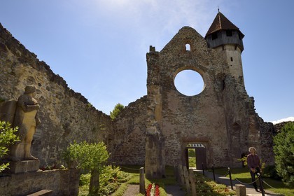 Roumanie, Transylvanie, région de Sibiu et Fagaras, Carta, ancien monastère cistercien de Carta (1205 à 1474), les ruines de l'église abbatiale avait été reconvertie en église fortifiée luthérienne par la communauté de saxons, statue de Roland qui veille sur le cimetière de soldats morts à la première guerre mondiale