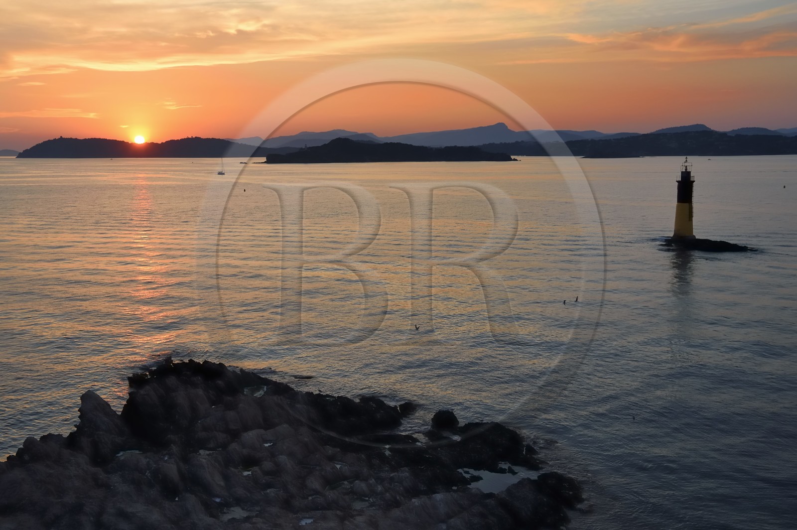 France, Var (83), Iles d'Hyères, parc national de Port Cros, Ile de Porquerolles, vue depuis le Fort du Petit Langoustier sur la balise, le phare du Grand-Ribaud au centre et la Presqu'Ile de Giens