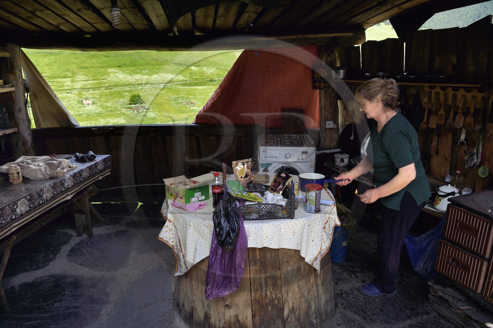 Géorgie, Kakheti, Parc national de Touchétie, village de Shenako, Eliko dans sa cuisine d'été au guesthouse Shenako
