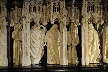France, Côte d'Or (21), Dijon, Palais des Ducs, tombeau de Jean sans Peur et de Marguerite de Bavière (détail des pleurants des arcatures d'albâtre)